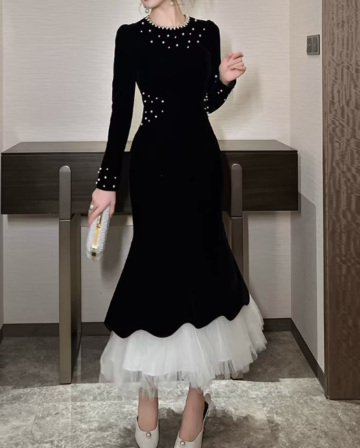Elegantes schwarzes Samt-Abendkleid mit Perlenverzierungen, Meerjungfrauen-Stil, Tüllsaum, Ballkleid DP7698