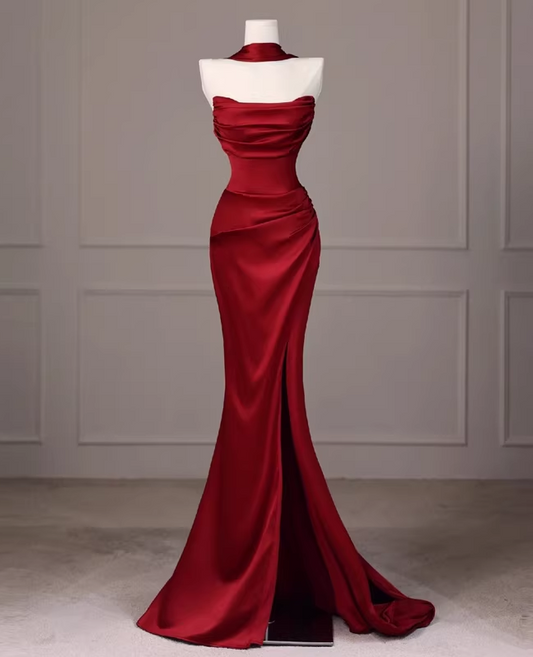 Elegantes burgunderrotes, trägerloses Meerjungfrauen-Abendkleid aus Satin mit Raffungen, DP7708