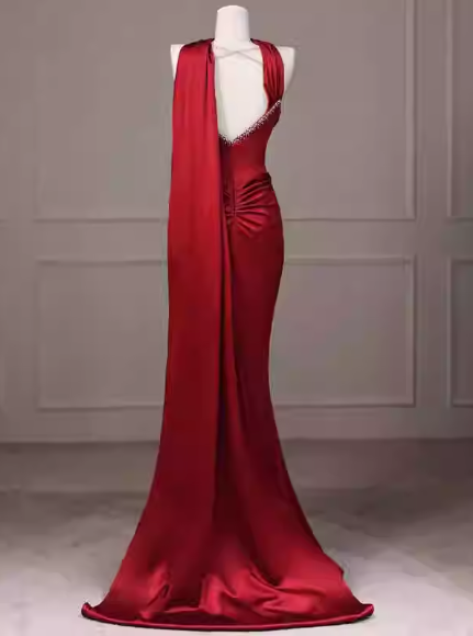 Elegantes burgunderrotes, trägerloses Meerjungfrauen-Abendkleid aus Satin mit Raffungen, DP7708