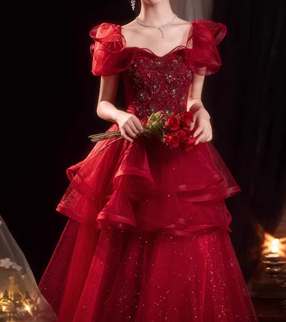 Vintage-Ballkleid für Quinceañeras (Sweet 16) aus karmesinrotem Pailletten-Tüll mit schulterfreiem Ausschnitt, Rüschenärmeln und Perlenstickerei (DP7720)