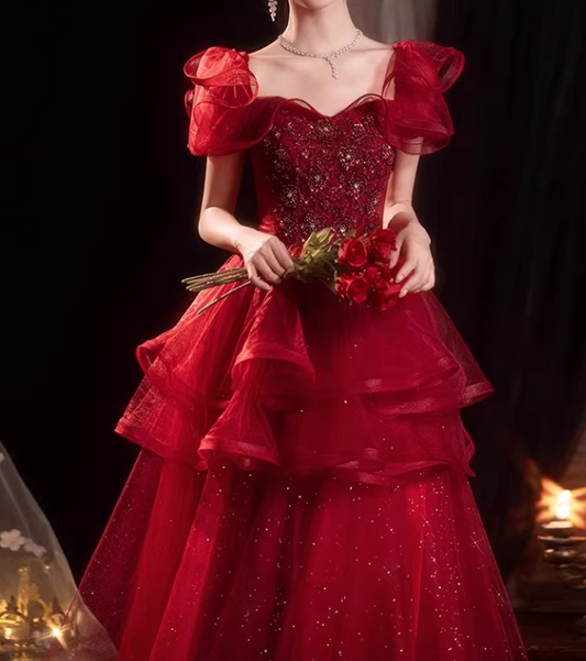 Vintage-Ballkleid für Quinceañeras (Sweet 16) aus karmesinrotem Pailletten-Tüll mit schulterfreiem Ausschnitt, Rüschenärmeln und Perlenstickerei (DP7720)