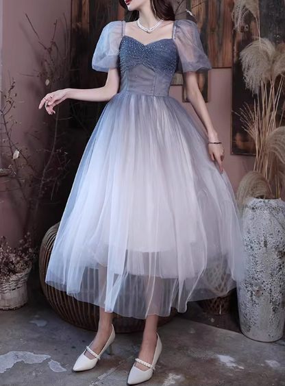 Elegantes, wadenlanges Tüllkleid mit Ombré-Farbverlauf von Blau zu Grau, perlenbesetztem Oberteil und transparenten Puffärmeln (DP7722)