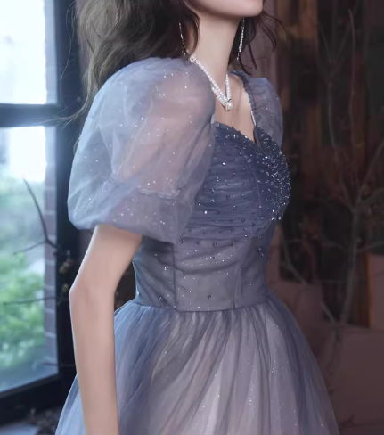 Elegantes, wadenlanges Tüllkleid mit Ombré-Farbverlauf von Blau zu Grau, perlenbesetztem Oberteil und transparenten Puffärmeln (DP7722)