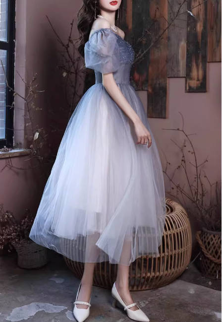 Elegantes, wadenlanges Tüllkleid mit Ombré-Farbverlauf von Blau zu Grau, perlenbesetztem Oberteil und transparenten Puffärmeln (DP7722)