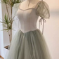 Elegantes, salbeigrünes Tüll-Abendkleid mit eckigem Ausschnitt, transparenten Puffärmeln und Brautjungfern-/Ballkleid DP7723