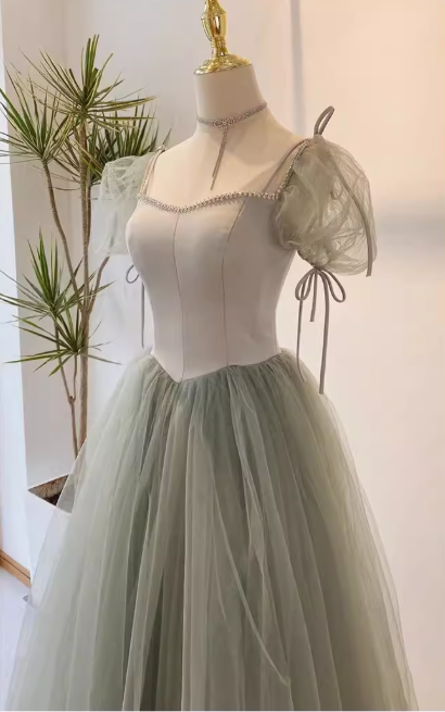Elegantes, salbeigrünes Tüll-Abendkleid mit eckigem Ausschnitt, transparenten Puffärmeln und Brautjungfern-/Ballkleid DP7723