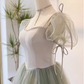 Elegantes, salbeigrünes Tüll-Abendkleid mit eckigem Ausschnitt, transparenten Puffärmeln und Brautjungfern-/Ballkleid DP7723