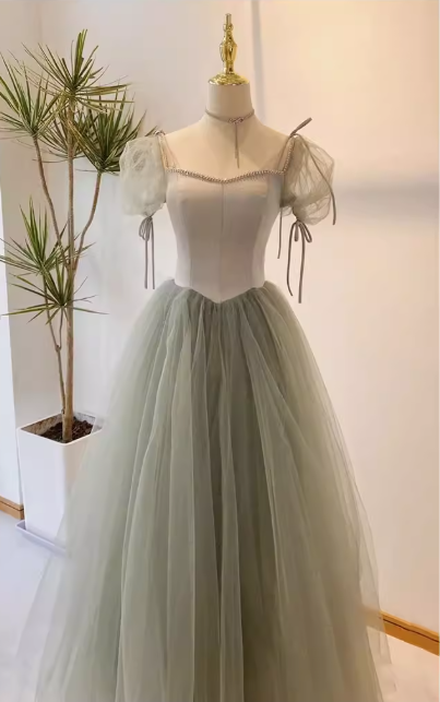 Elegantes, salbeigrünes Tüll-Abendkleid mit eckigem Ausschnitt, transparenten Puffärmeln und Brautjungfern-/Ballkleid DP7723
