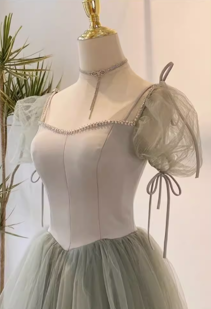 Elegantes, salbeigrünes Tüll-Abendkleid mit eckigem Ausschnitt, transparenten Puffärmeln und Brautjungfern-/Ballkleid DP7723