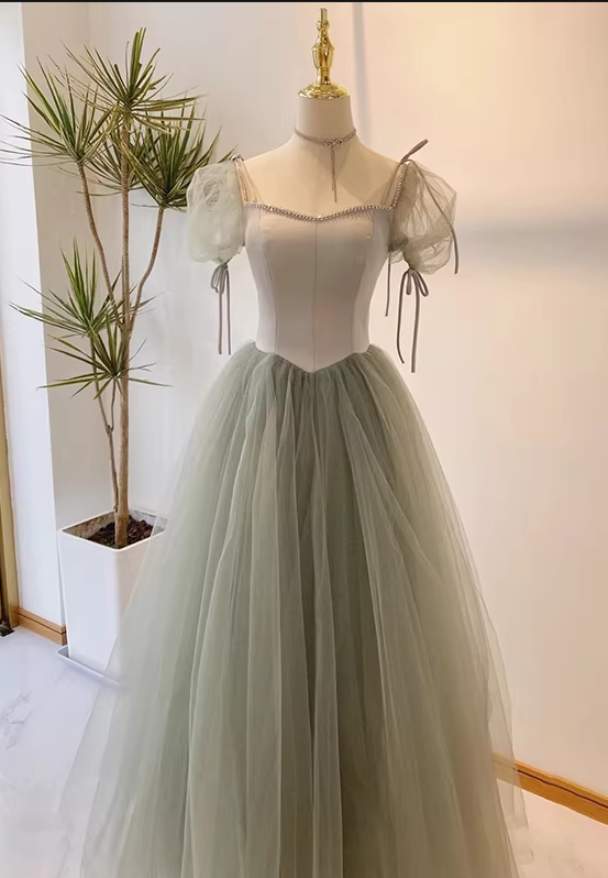 Elegantes, salbeigrünes Tüll-Abendkleid mit eckigem Ausschnitt, transparenten Puffärmeln und Brautjungfern-/Ballkleid DP7723