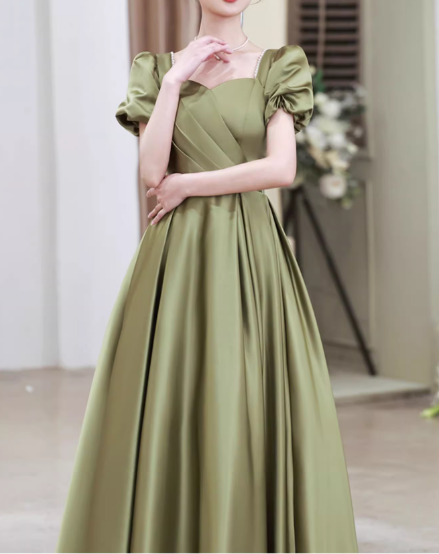 Elegantes olivgrünes Brautjungfernkleid aus Satin mit eckigem Ausschnitt und Puffärmeln (Abendkleid) DP7726