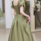 Elegantes olivgrünes Brautjungfernkleid aus Satin mit eckigem Ausschnitt und Puffärmeln (Abendkleid) DP7726