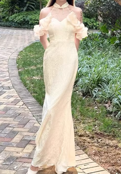 Elegantes cremefarbenes Meerjungfrauen-Abendkleid mit Neckholder und schulterfreien Puffärmeln, Ballkleid DP7729