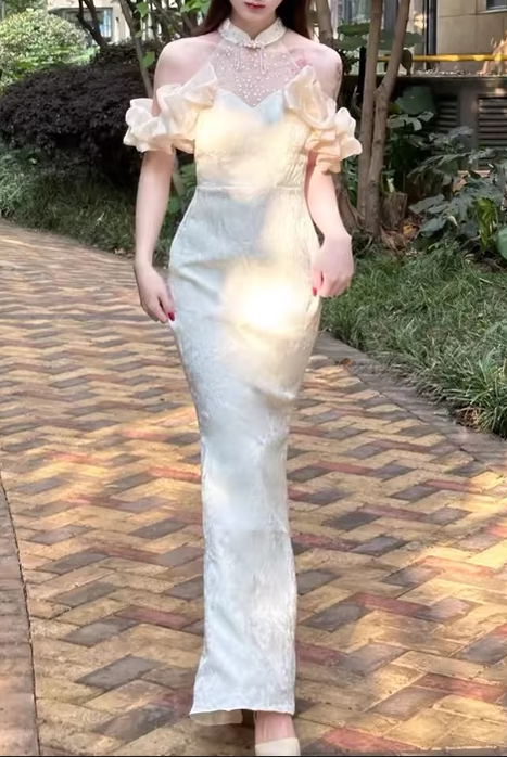 Elegantes cremefarbenes Meerjungfrauen-Abendkleid mit Neckholder und schulterfreien Puffärmeln, Ballkleid DP7729