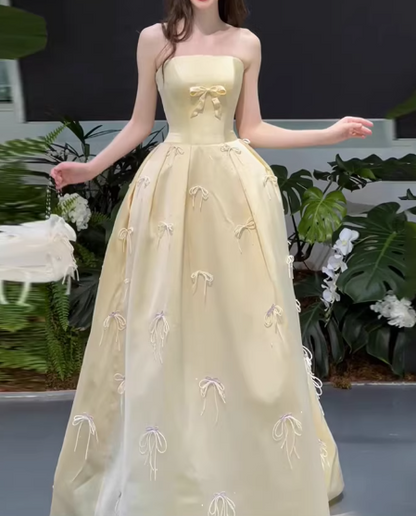 Elegantes, hellgelbes, trägerloses A-Linien-Ballkleid aus Satin mit Schleifenstickerei für Sweet 16 Quinceañera DP7743