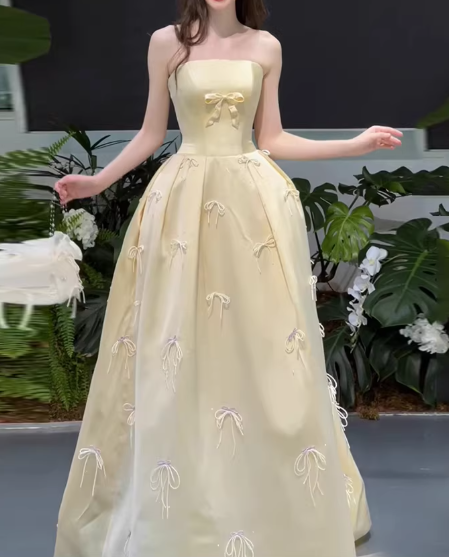 Elegantes, hellgelbes, trägerloses A-Linien-Ballkleid aus Satin mit Schleifenstickerei für Sweet 16 Quinceañera DP7743