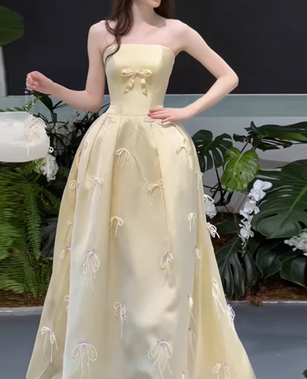 Elegantes, hellgelbes, trägerloses A-Linien-Ballkleid aus Satin mit Schleifenstickerei für Sweet 16 Quinceañera DP7743
