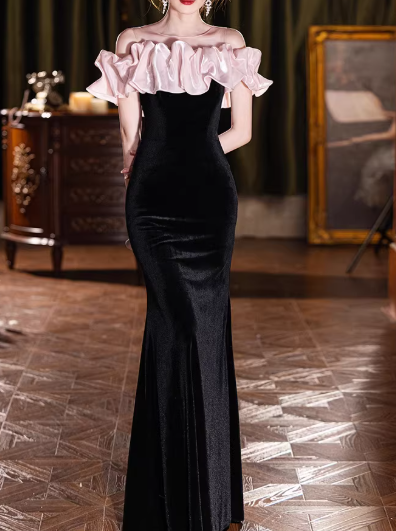Vintage Schwarzes Samt-Meerjungfrauen-Abendkleid mit schulterfreiem Ausschnitt und Rüschenbesatz in Rosé DP7763
