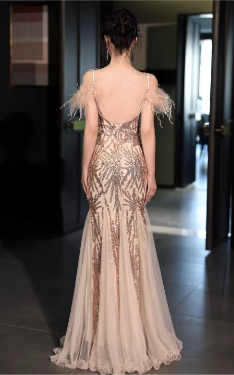 Vintage Abendkleid im Meerjungfrauenstil, rosafarben, paillettenbestickt, mit Federn und tiefem V-Ausschnitt, Modell DP7790