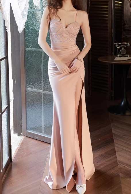 Vintage rosa Satin-Meerjungfrauenkleid mit Perlenbesatz, herzförmigem Ausschnitt und hohem Schlitz, Ballkleid DP7791