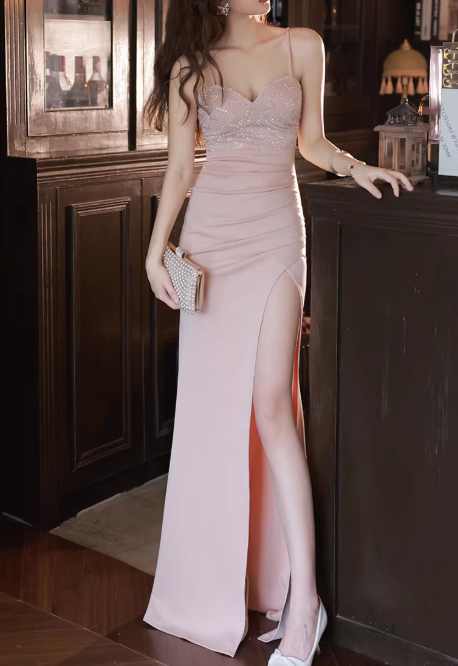 Vintage rosa Satin-Meerjungfrauenkleid mit Perlenbesatz, herzförmigem Ausschnitt und hohem Schlitz, Ballkleid DP7791