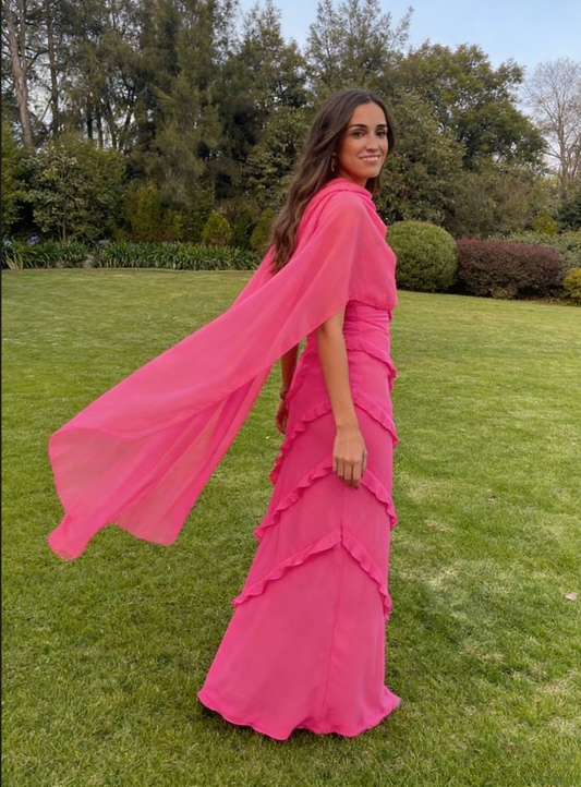 Elegantes, pinkfarbenes Chiffon-Maxikleid mit Cape und Rüschen (DP4285)