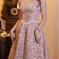 Elegantes rosa A-Linien-Cocktailkleid mit floraler Spitze und Spaghettiträgern, Midi-Abendkleid DP7802