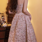 Elegantes rosa A-Linien-Cocktailkleid mit floraler Spitze und Spaghettiträgern, Midi-Abendkleid DP7802