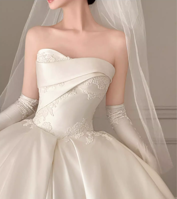 Vintage Ivory Strapless Satin Floral Embroidery Cathedral Veil Wedding Dress DP7831
