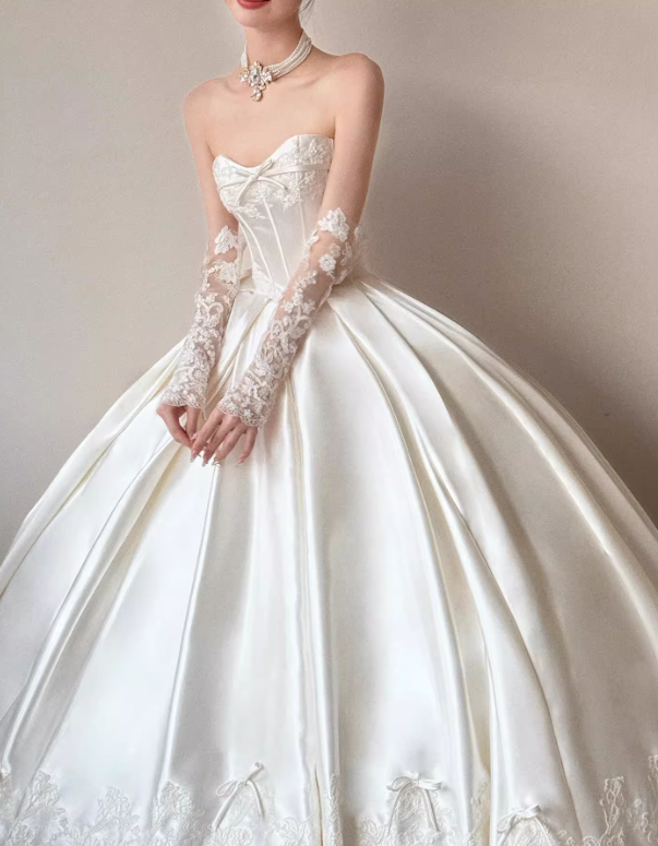 Vintage Ivory Strapless Satin Lace Trim Bow-Accented Hem A-Line Wedding Dress DP7832