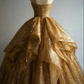 Glamouröses, goldglitzerndes, trägerloses, gestuftes Rüschen-Prinzessinnenkleid für Sweet 15, Quinceañera, Ballkleid DP5244