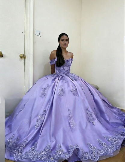 Glamouröses, lilafarbenes, schulterfreies Ballkleid mit Stickereien, Tüllspitze und Applikationen für Sweet 16, Quinceañera DS4600