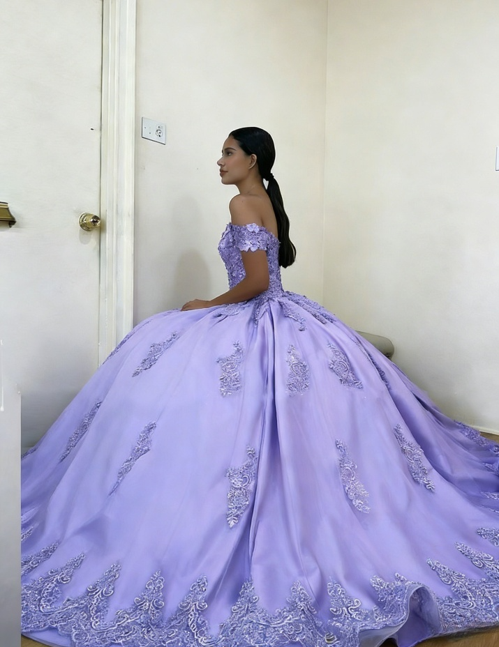 Glamouröses, lilafarbenes, schulterfreies Ballkleid mit Stickereien, Tüllspitze und Applikationen für Sweet 16, Quinceañera DS4600