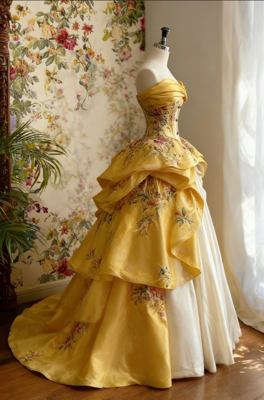 Elegantes goldgelbes, trägerloses Ballkleid mit floralem Muster und gestuften Rüschen – perfektes Abendkleid für Sweet 15, Quinceañera oder andere festliche Anlässe (DP7838)