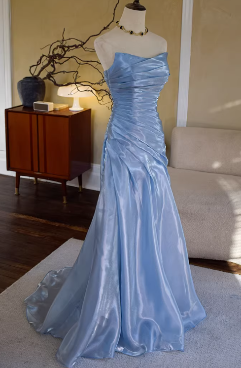Robe de bal sirène bustier bleu poudré vintage en satin froncé avec traîne courte DP7840