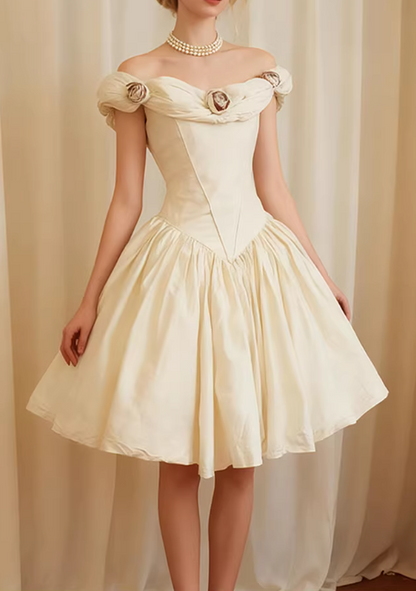 Robe de bal chic ivoire à épaules dénudées et coupe trapèze, ornée d'appliqués floraux 3D DP7846