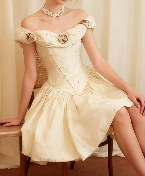 Robe de bal chic ivoire à épaules dénudées et coupe trapèze, ornée d'appliqués floraux 3D DP7846