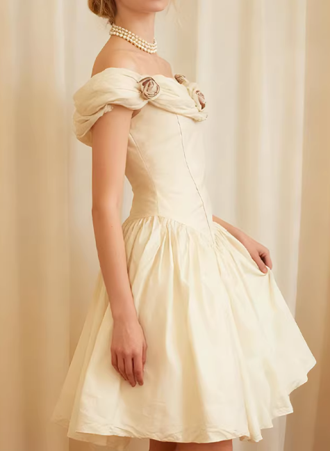 Robe de bal chic ivoire à épaules dénudées et coupe trapèze, ornée d'appliqués floraux 3D DP7846