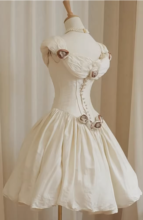 Robe de bal chic ivoire à épaules dénudées et coupe trapèze, ornée d'appliqués floraux 3D DP7846