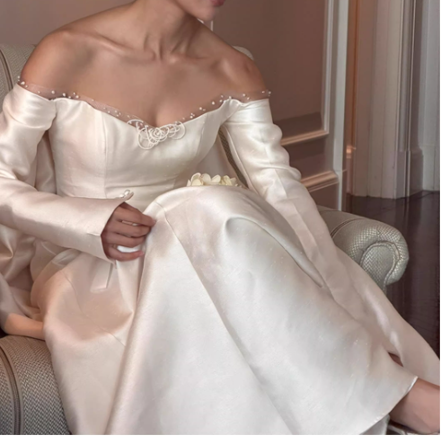 Vintage Satin A-Line Wedding Dress Off-the-Shoulder Long Sleeve Bridal Gown with Chapel Train DP7848