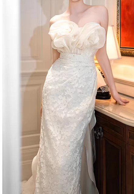 Vintage Ivory 3D Floral Wedding Dress – Strapless Sheath Bridal Gown with Chapel Train DP7851