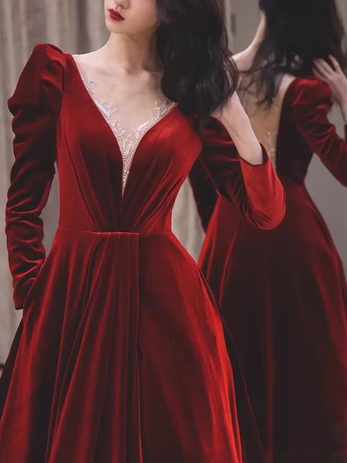 Elegantes, luxuriöses burgunderrotes Samtkleid mit langen Puffärmeln und V-Ausschnitt für Sweet 15 Quinceañera DP7856