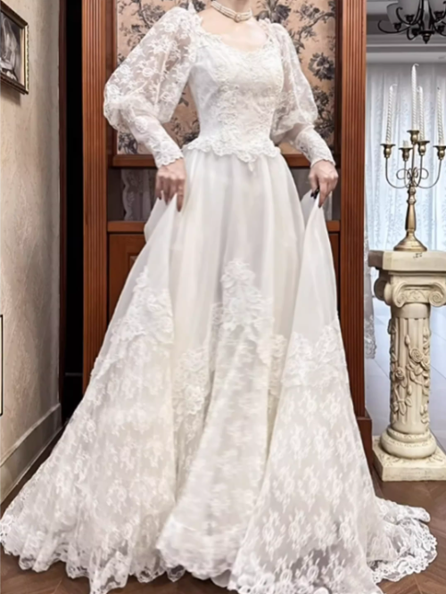 Robe de mariée trapèze en dentelle à manches longues d'inspiration vintage avec traîne cathédrale DP7860