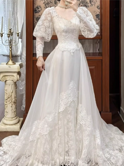 Robe de mariée trapèze en dentelle à manches longues d'inspiration vintage avec traîne cathédrale DP7860