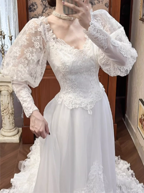 Robe de mariée trapèze en dentelle à manches longues d'inspiration vintage avec traîne cathédrale DP7860
