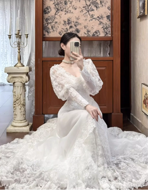 Robe de mariée trapèze en dentelle à manches longues d'inspiration vintage avec traîne cathédrale DP7860