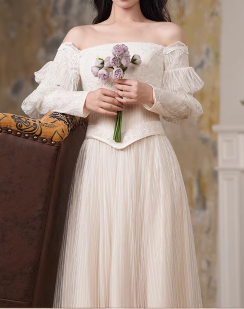 Robe de mariée vintage en dentelle à épaules dénudées et manches bouffantes DP7862