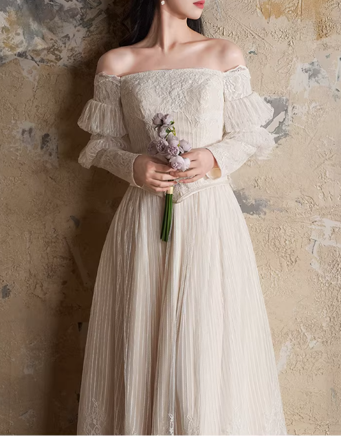 Robe de mariée vintage en dentelle à épaules dénudées et manches bouffantes DP7862