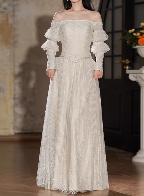 Robe de mariée vintage en dentelle à épaules dénudées et manches bouffantes DP7862