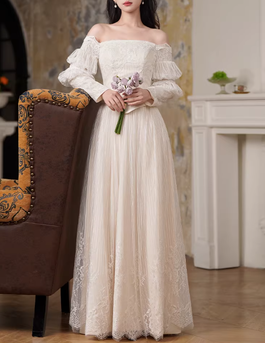 Robe de mariée vintage en dentelle à épaules dénudées et manches bouffantes DP7862